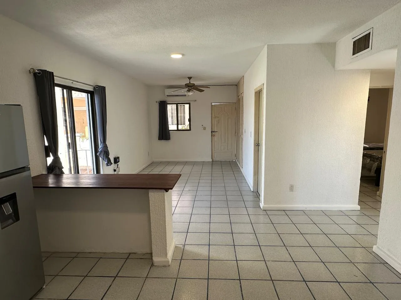 Sala y cocina – departamento de 2 recámaras en Cancún