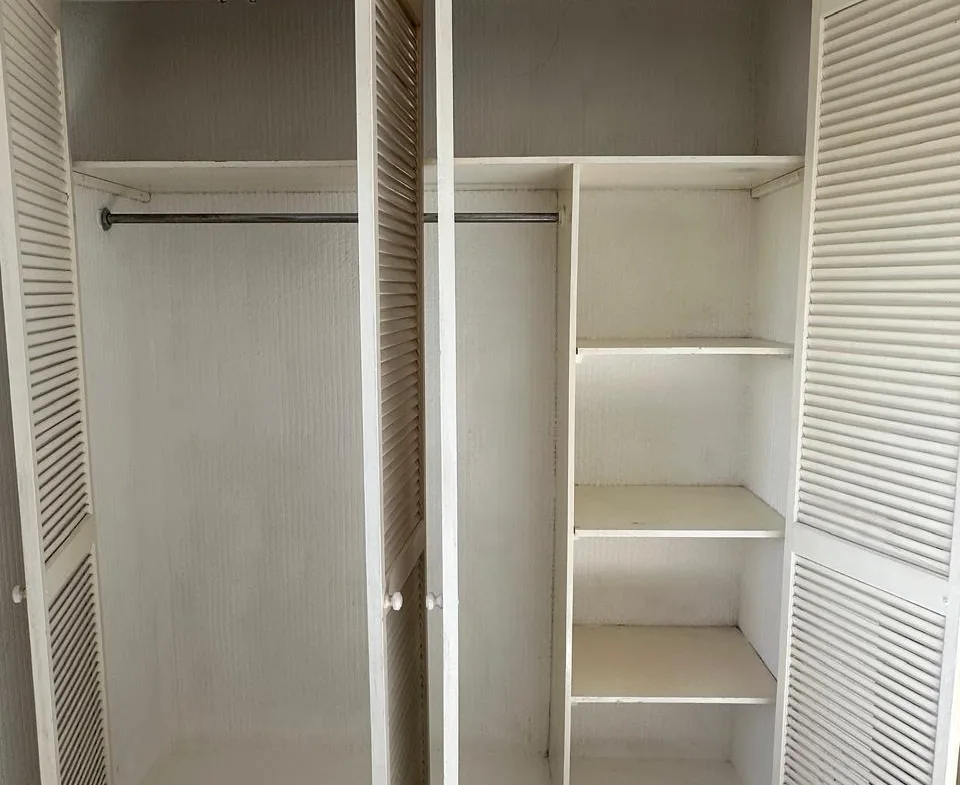 Clóset con repisas – departamento de 2 recámaras en Cancún