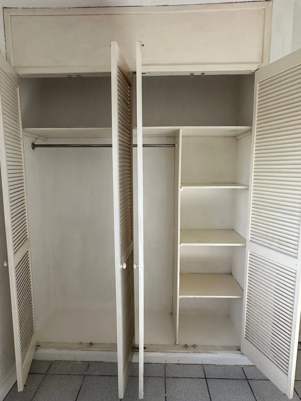 Clóset con repisas – departamento de 2 recámaras en Cancún