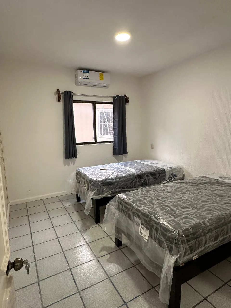 Recámara con dos camas y aire acondicionado – departamento de 2 recámaras en Cancún