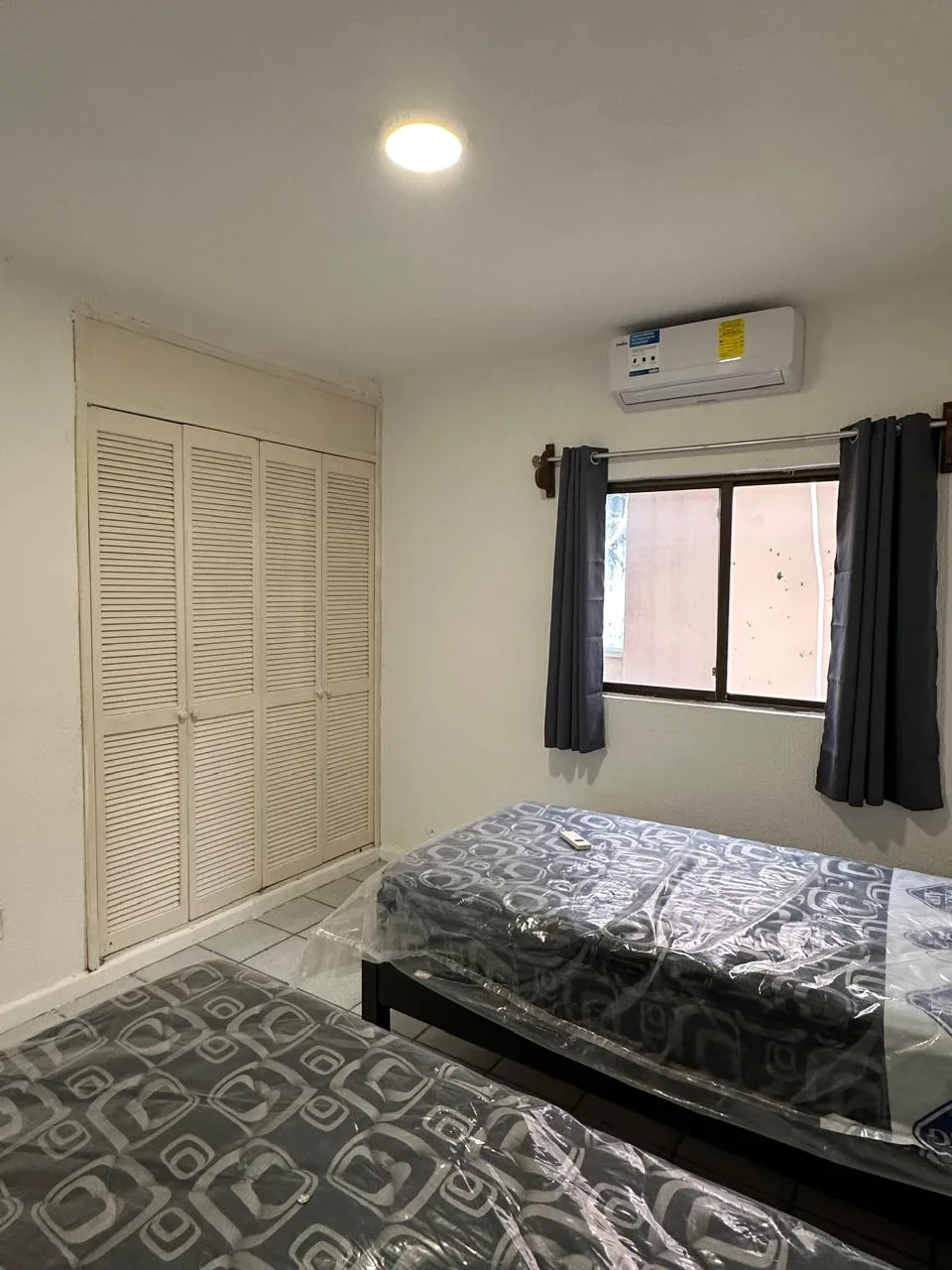Recámara principal con clóset y aire acondicionado – departamento de 2 recámaras en Cancún