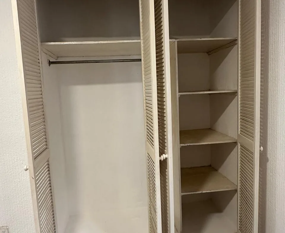 Clóset con repisas – departamento de 2 recámaras en Cancún