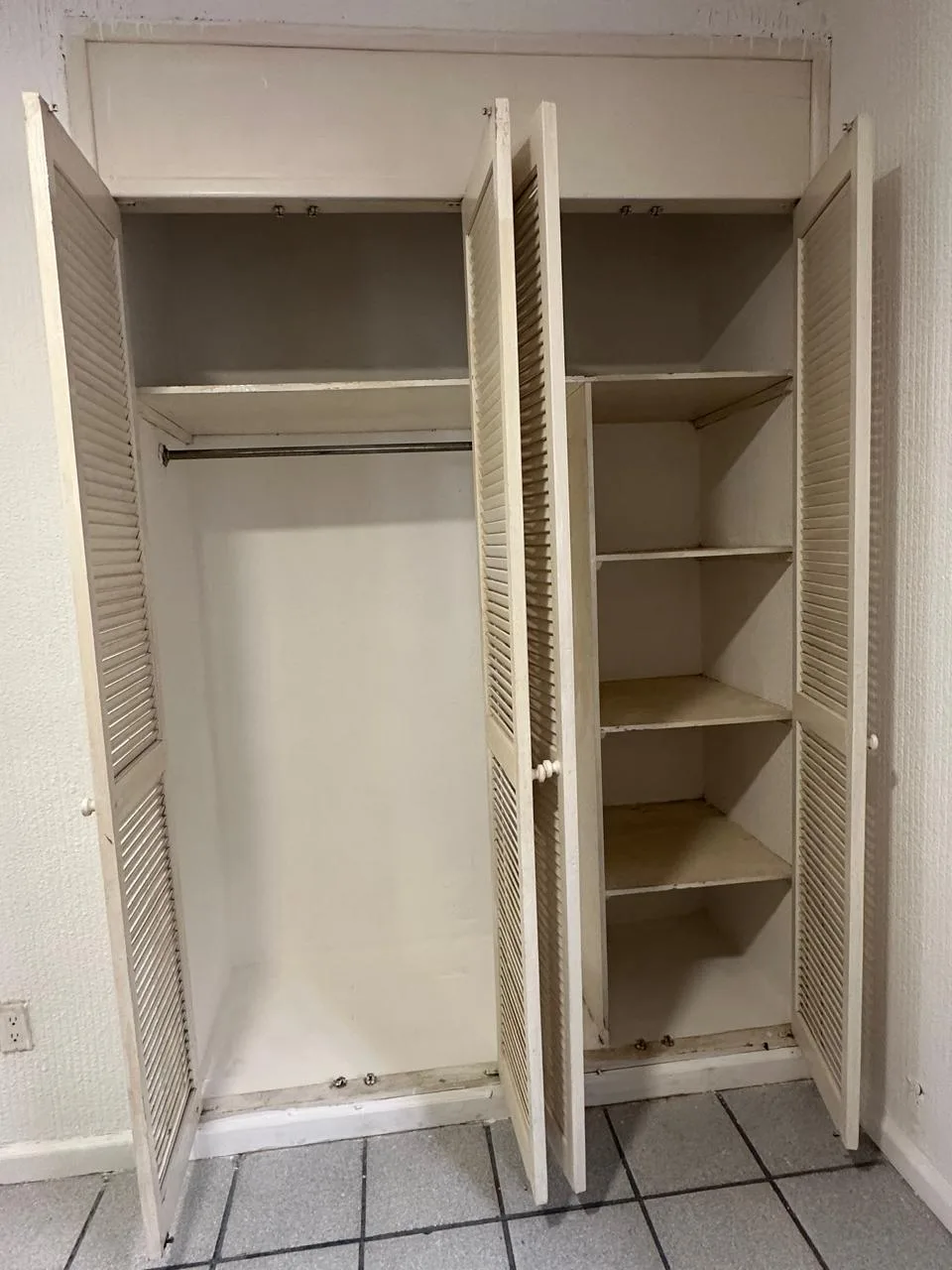 Clóset con repisas – departamento de 2 recámaras en Cancún