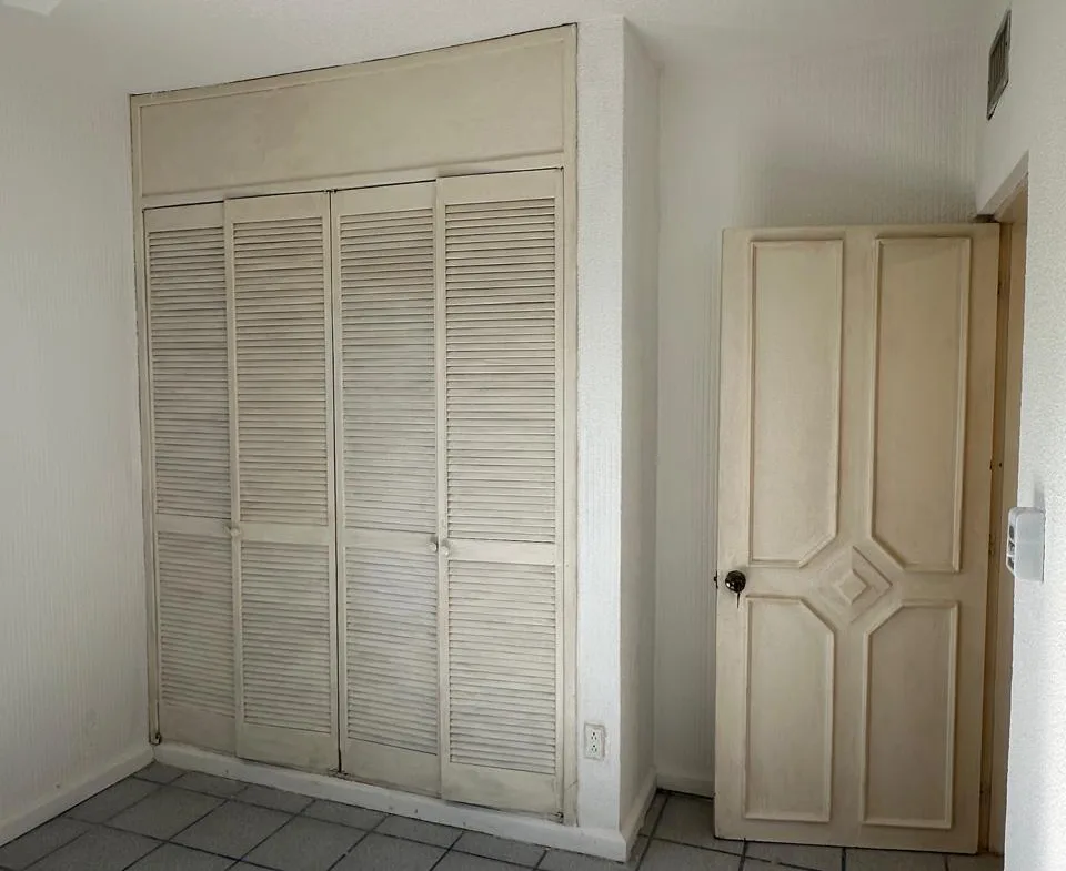 Clóset de la recámara – departamento de 2 recámaras en Cancún