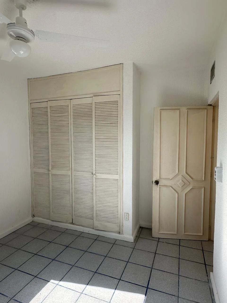Clóset de la recámara – departamento de 2 recámaras en Cancún