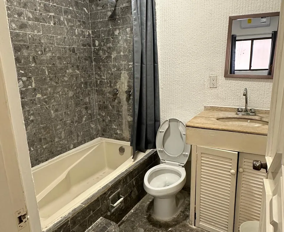 Baño con tina – departamento de 2 recámaras en Cancún