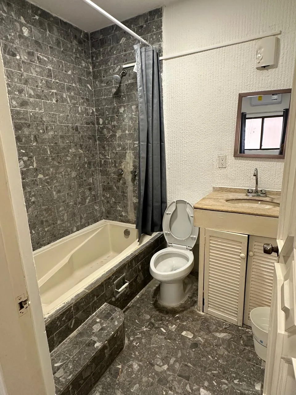 Baño con tina – departamento de 2 recámaras en Cancún