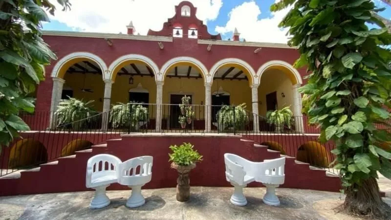 Fachada de la casa principal con arcos