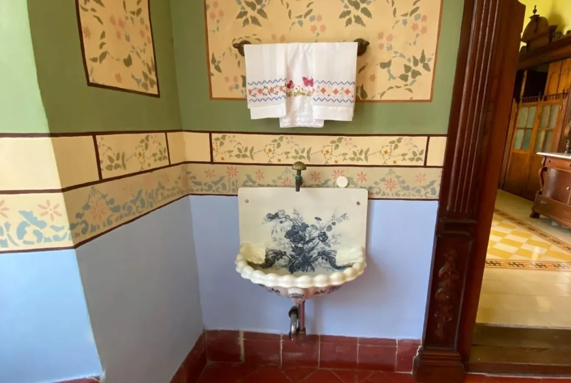 Lavamanos antiguo con muros pintados a mano