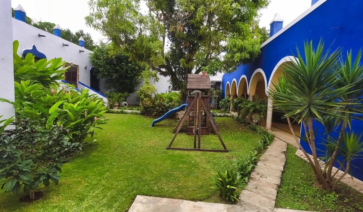 Jardín con juegos infantiles