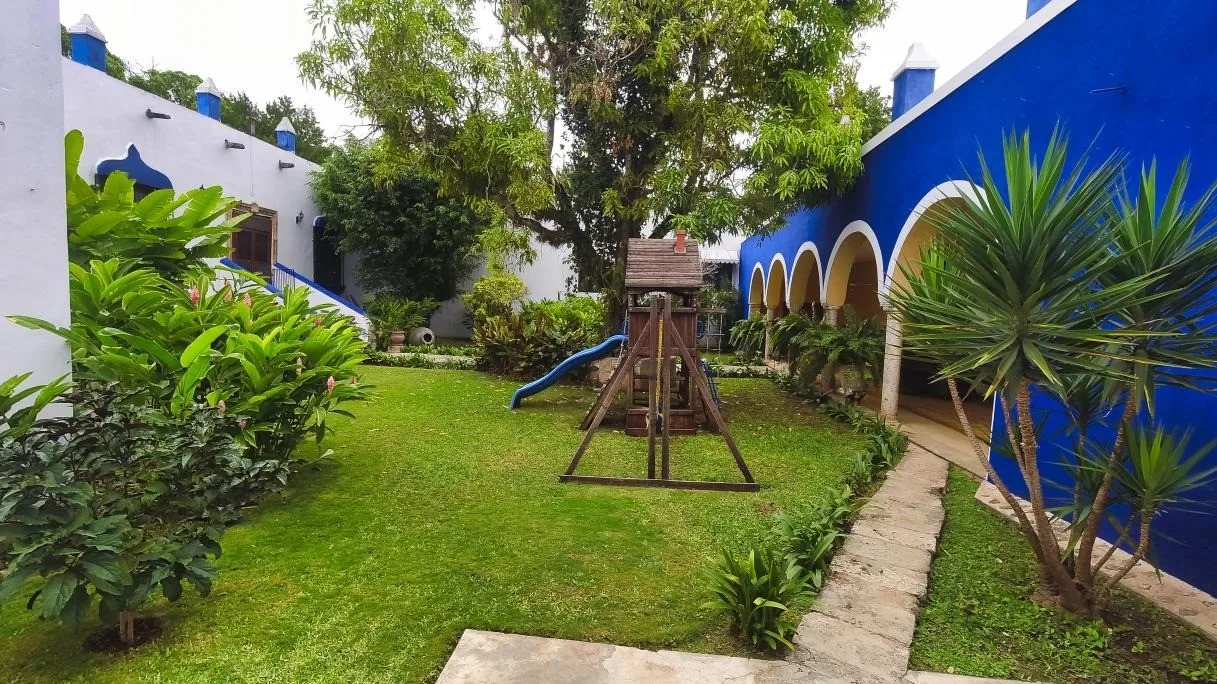 Jardín con juegos infantiles