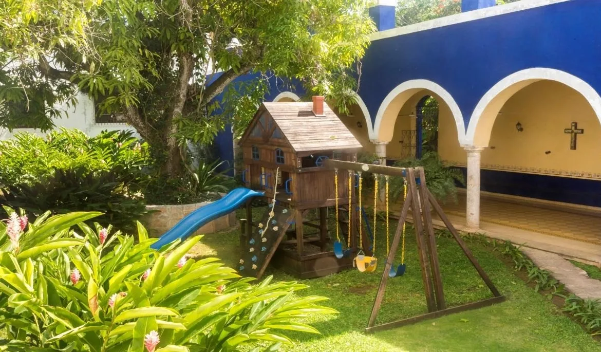 Jardín y arcos azules